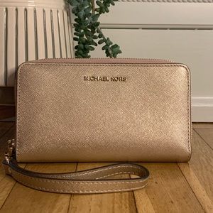 Michael Kors wristlet 🌹 👑